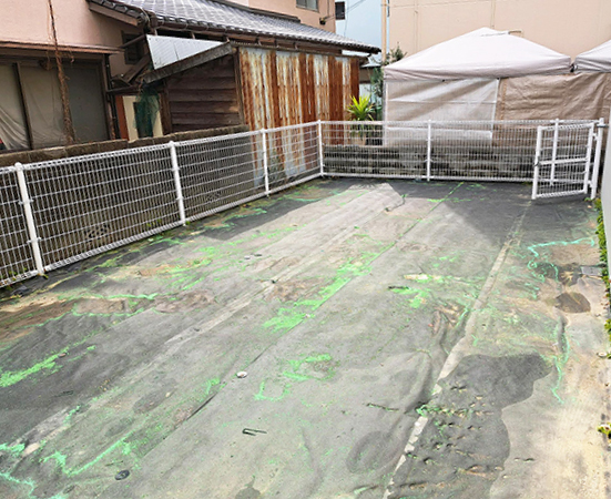 中庭 緑の芝に・・・（工事中）
